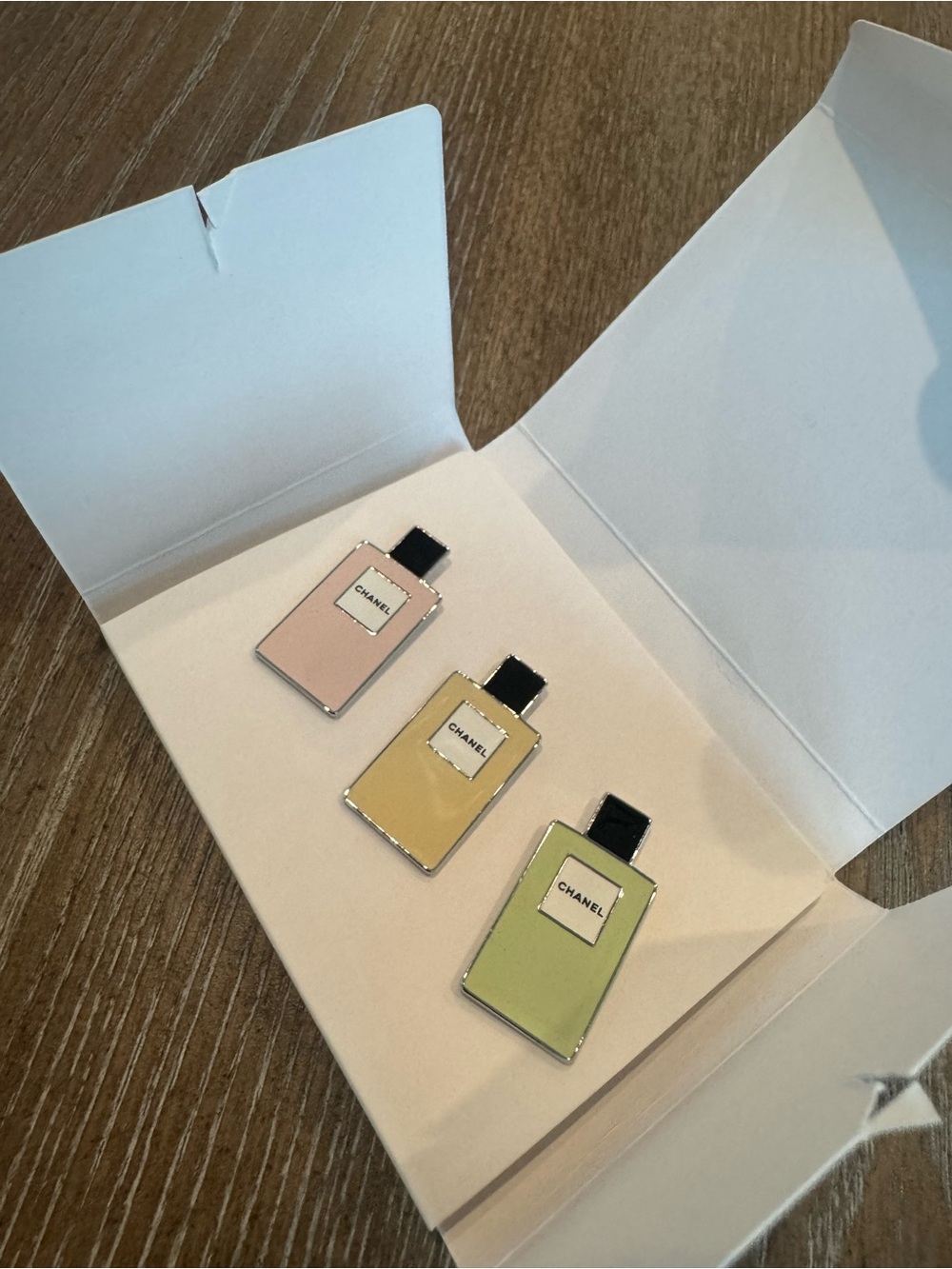 Chanel Parfums pins - Pink, Yellow, Green - Picture 2 of 6